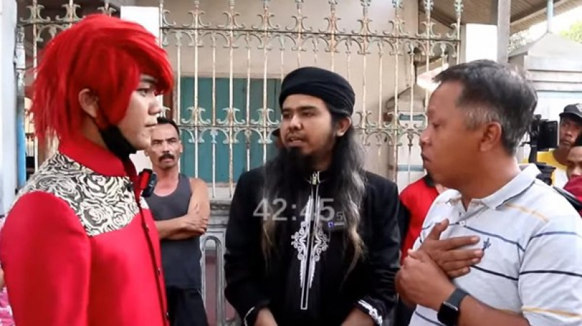 Pesulap Merah Vs Gus Samsudin. Marcel Radhival alias Pesulap Merah (kiri baju merah) terlibat konflik dengan Gus Samsudin (tengah pakai baju hitam) yang disebut mampu menyembuhkan penyakit non medis. Foto: Tangkapan Layar.