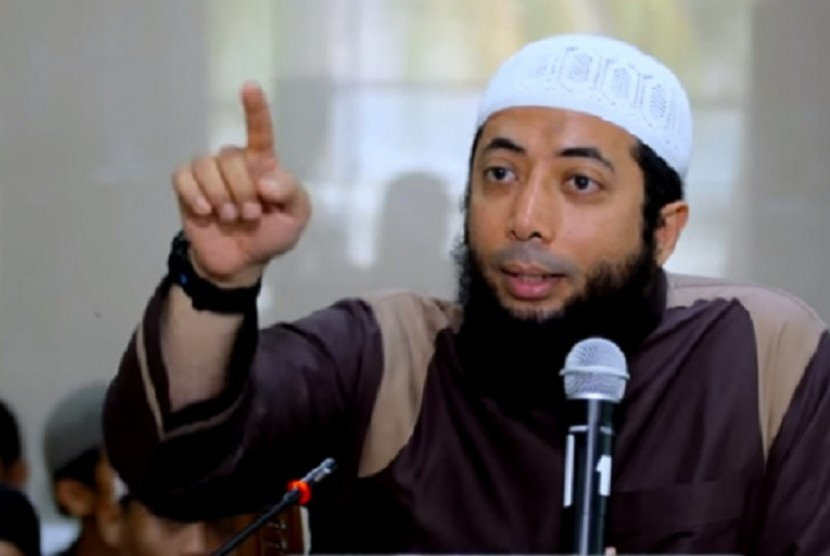 Ustadz Khalid Basalamah. Kepada jamaahnya Ustadz Khalid Basalamah menyarankan untuk keluar dari perusahaan rokok karena hukumnya secara syariat adalah haram. Foto: IST.