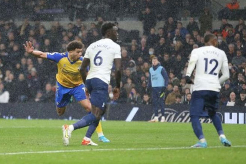 Sundulan Che Adams pada menit 82' dalam laga Tottenham Hotspur vs Tottenham. Sumber: BBC Sport/Getty Images