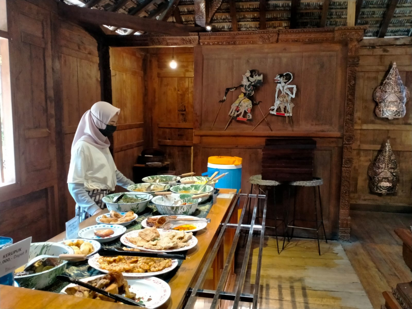 Berbagai makanan disajikan di Resto Kopi Kali Brantas, Kota Malang, Jawa Timur
