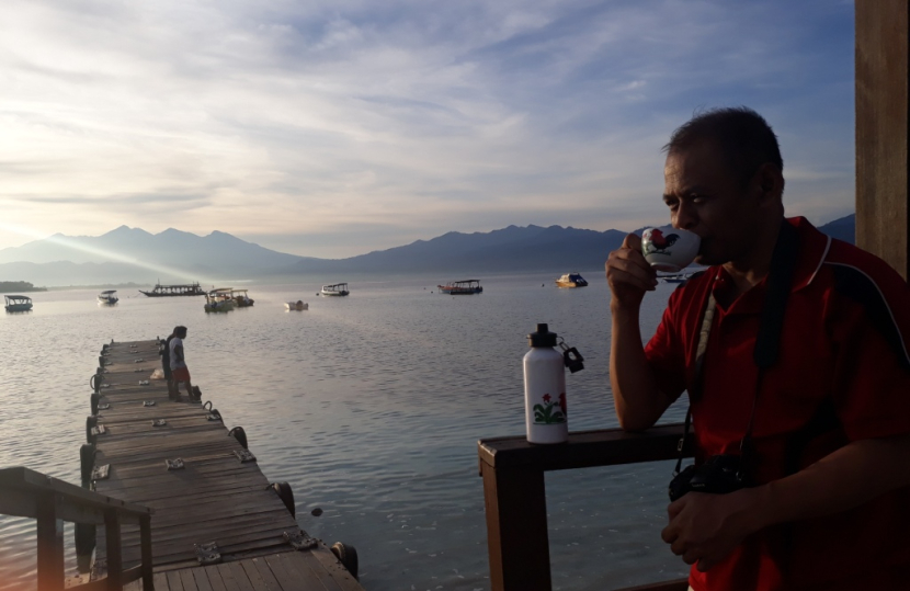   Ngopi pagi di dermaga Gili Terawangan dengan latar belakang Gunung Rinjani.