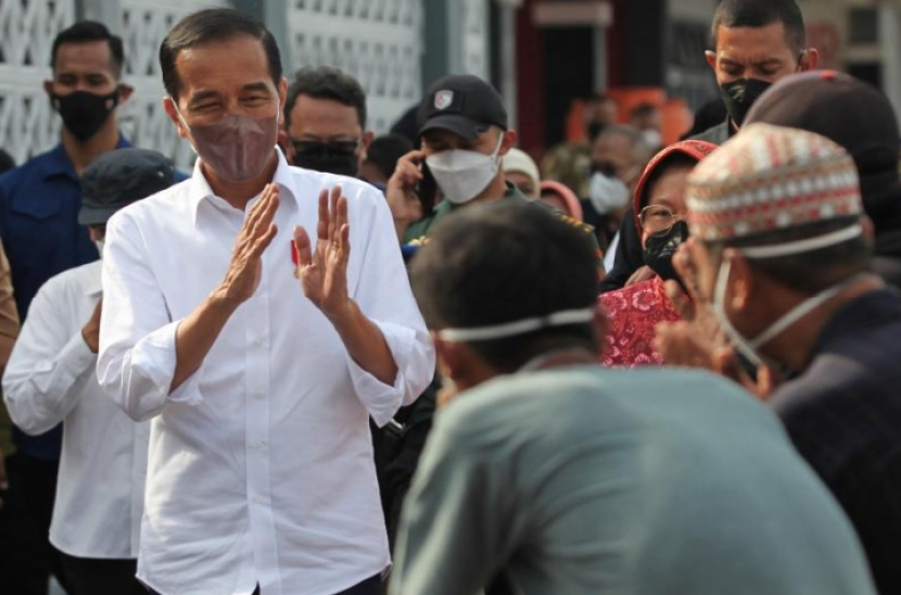 Presiden Jokowi bersilatuahim dengan nelayan Surabaya pada April 2022. Lebaran adalah saat tepat untuk saling memaafkan, lalu menggunakan pendekatan baru dalam menjalin hubungan agar tidak saling merugikan (foto: antara/republika).