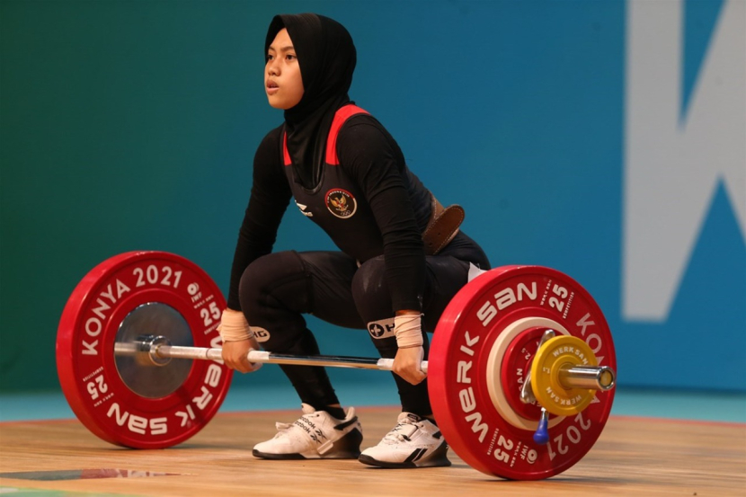 Lifter putri Siti Nafisatul Hariroh yang menyapu bersih tiga medali emas untuk Indonesia saat turun di kelas 45 kg putri.