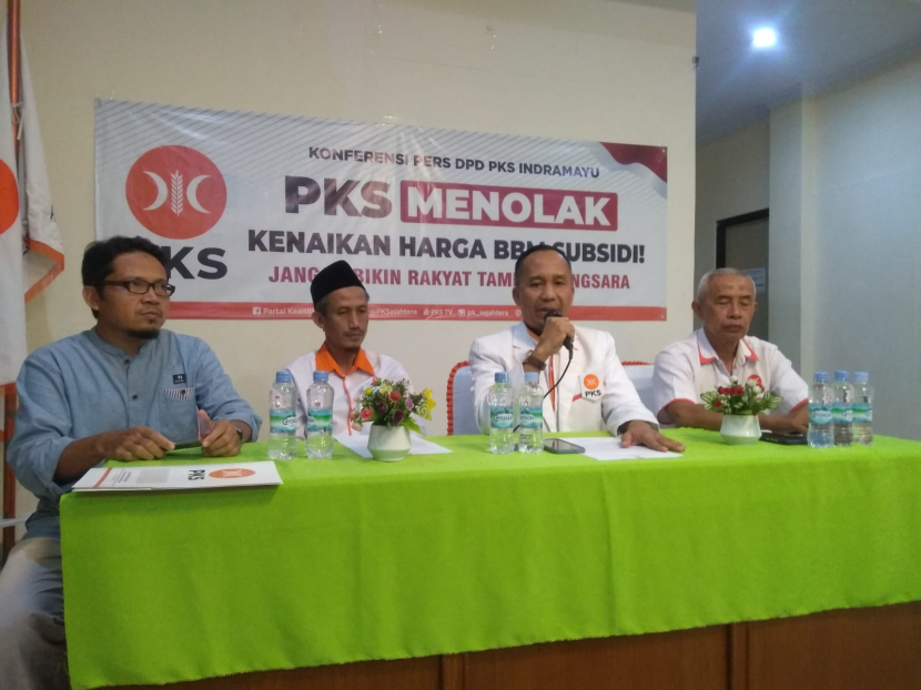 DPD PKS Kabupaten Indramayu menyatakan sikap tegas partainya yang menolak kenaikan harga BBM, Jumat (9/9/2022). (Lilis Sri Handayani)
