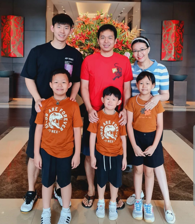 Keakraban pemain Cina, Liu Yuchen dengan Hendra Setiawan dan keluarganya, para pecinta bulutangkis pun menyebut Yuchen sebagai anak keempat Hendra Setiawan. (Source: Instagram Hendra Setiawan)