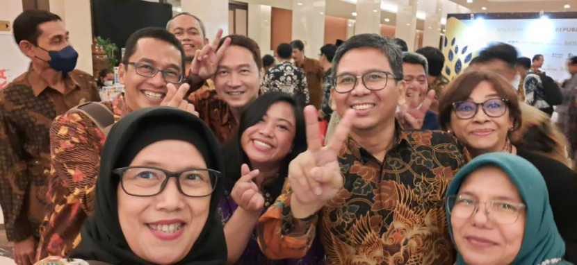 Baju batik sudah menjadi pakaian di acara-acara resmi, dijadikan hadiah untuk tamu negara (foto: dokumentasi republika).