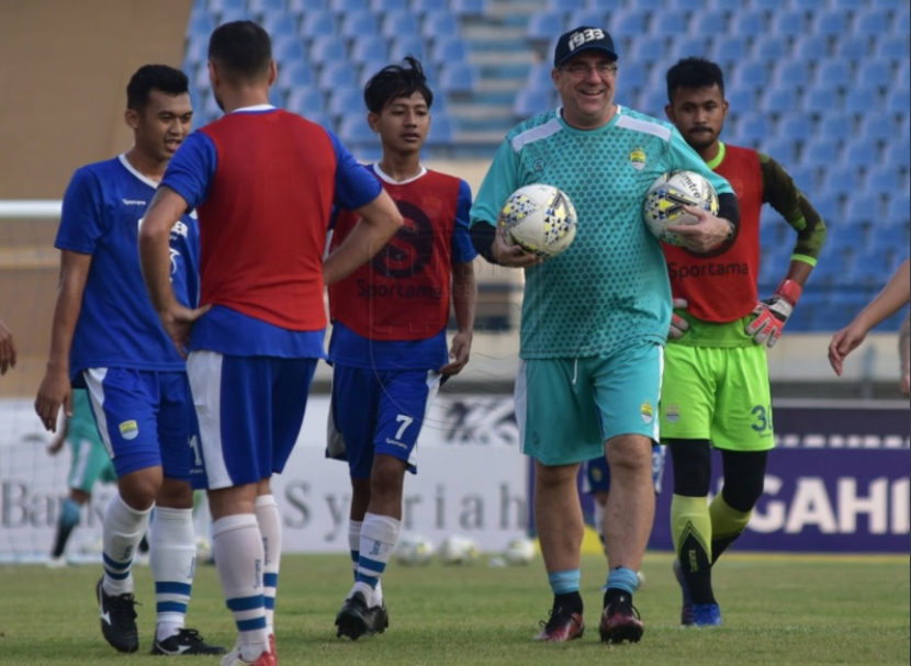 Pelatih Persib Bandung, Robert Alberts, menyakini timnya masih memiliki harapan untuk menjuarai Liga 1 Indonesia. (Twitter/@persib)