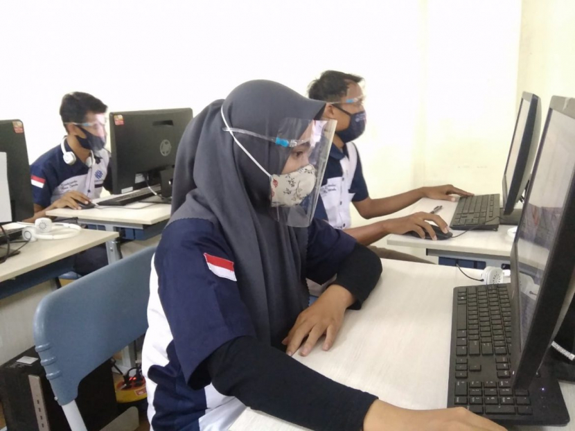 5 program pelatihan kerja meliputi Pipe Welder Pengelasan SMAW-GTAW, Servis Sepeda Motor Injeksi, Menjahit Komponen Pakaian, Desain Grafis Madya, dan Perawatan AC Split. (Diskominfo Indramayu)