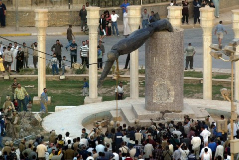 Patung Sadam Hussein di Baghdad dihancurkan ketika pasukan AS bersama sekutu Eropanya menyerbu dan menduduki Irak.