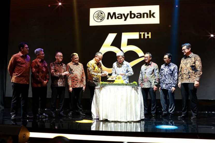 Presiden & Group CEO Maybank dan Presiden Komisaris Maybank Indonesia Dato’ Khairussaleh Ramli dan Pjs Presiden Direktur Maybank Indonesia Steffano Ridwan melakukan pemotongan tumpeng dengan didampingi oleh jajaran Direksi Perusahaan dalam rangka memperingati hari ulang tahun Maybank Indonesia ke-65.