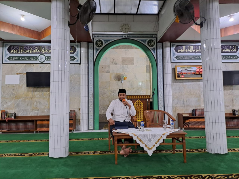Ustadz Hamdi Sholeh Al-Bakry Lc mengisi pengajian guru dan karyawan Sekolah Bosowa Bina Insani (SBBI) di Masjid Al-Ikhlas Bosowa Bina Insani Bogor, Jumat (7/10/2022).