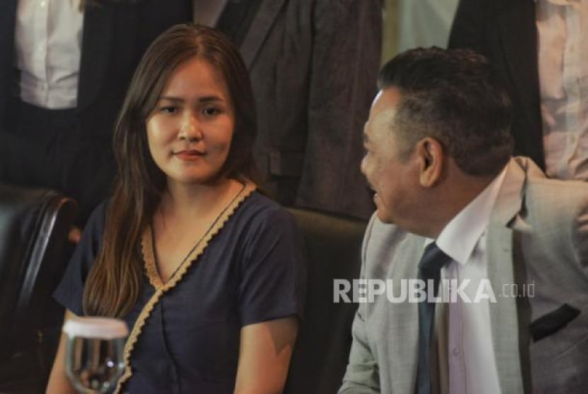 Terpidana kasus kopi sianida atau pembunuhan terhadap Wayan Mirna Salihin, Jessica Kumala Wongso bersama dengan kuasa hukumnya saat menyampaikan keterangan pers terkait kebebasan dirinya di Senyan, Jakarta, Ahad (18/8/2024). (Dok. Republika) 