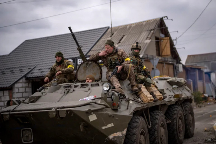 Tentara Ukraina mengendarai kendaraan militer lapis baja di pinggiran Kyiv, Ukraina, pada 5 Maret 2022 [AP Photo/Emilio Morenatti]
