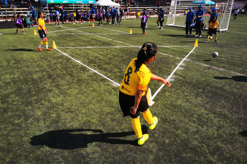 Tim sepak bola putri kelompok umur 12 SD Cimuncang berlatih passing di sela ajang Milklife Soccer Challenge di Progressif Sport Center, Bandung, Sabtu (22/6/2024). 