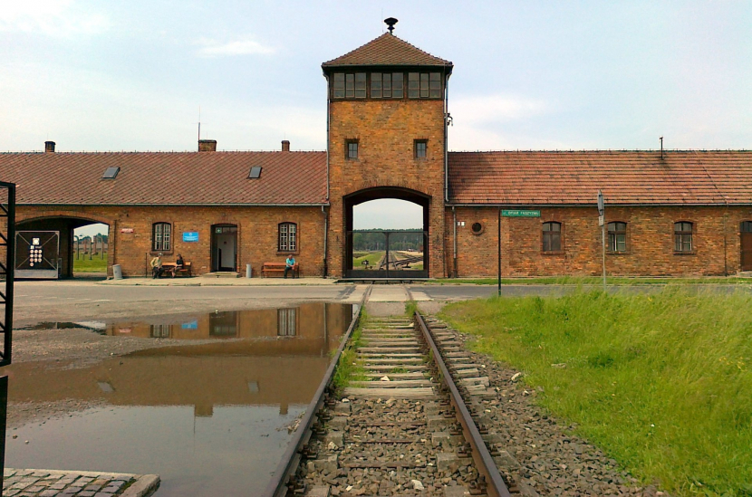 Gerbang Auschwitz II, juga dikenal sebagai Auschwitz II-Birkenau, sebuah kamp pemusnahan Nazi Jerman di Polandia yang diduduki selama Holocaust. T