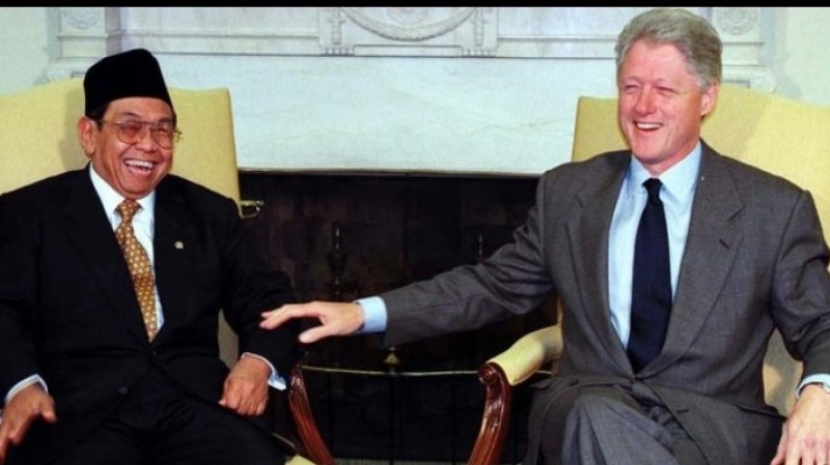 Presiden KH Abdurrahman Wahid dan Presiden Amerika Serikat, Bill Clinton. Cerita lucu terjadi ketika Gus Dur mengerjai anjing peliharaan Bill Clinton. Foto: IST.