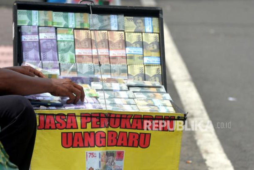 Pedagang menata uang rupiah baru di jasa penukaran uang di Jalan Panembahan Senopati, Yogyakarta, Selasa (26/4/2022). Lebaran Sebentar Lagi, Bagaimana<a href=