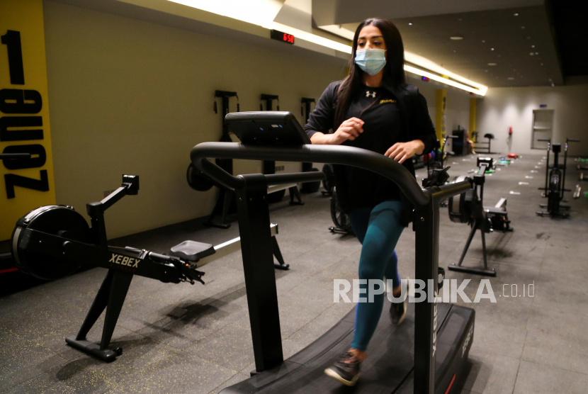 Seorang wanita mengenakan masker berolahraga di gym di Riyadh, Arab Saudi, 23 Juni 2020. REUTERS/Ahmed Yosri