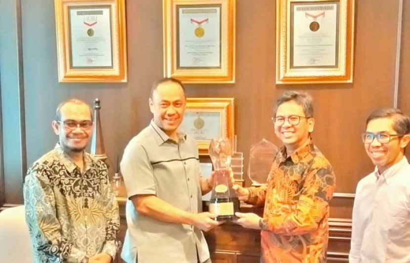 Ary Ginanjar menunjukkan Tropi atau Penghargaan sebagai Tokoh Perubahan Republika pada 2005 silam kepada Arys Hilman Nugraha (Direktur Pustaka Abdi Bangsa/Republika Penerbit), disaksikan Syahruddin El Fikri (kepala redaksi Republika Penerbit) dan Ahmad Fuadi (penulis novel), pada Rabu (30/8/2023) di Menara 165 ESQ, Jakarta.  