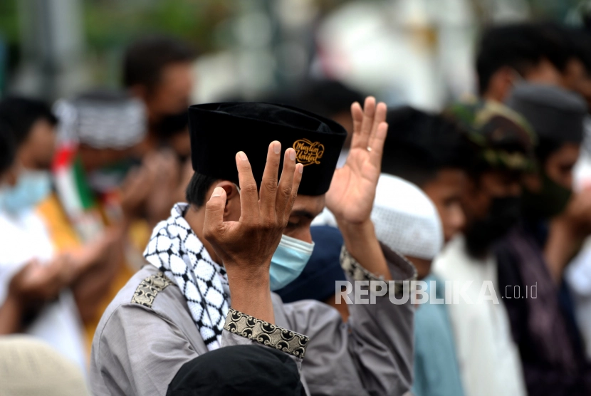 Dalam tradisi NU, Sholat Subuh harus menyertakan doa Qunut. Foto: Republika