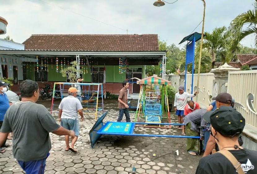  Sejumlah warga menurunkan paksa plang PP Muhammadiyah di sebuah masjid di Desa Tampo, Kecamatan Cluring, Kabupaten Banyuwangi, Jawa Timur. Foto: Tangkapan layar.