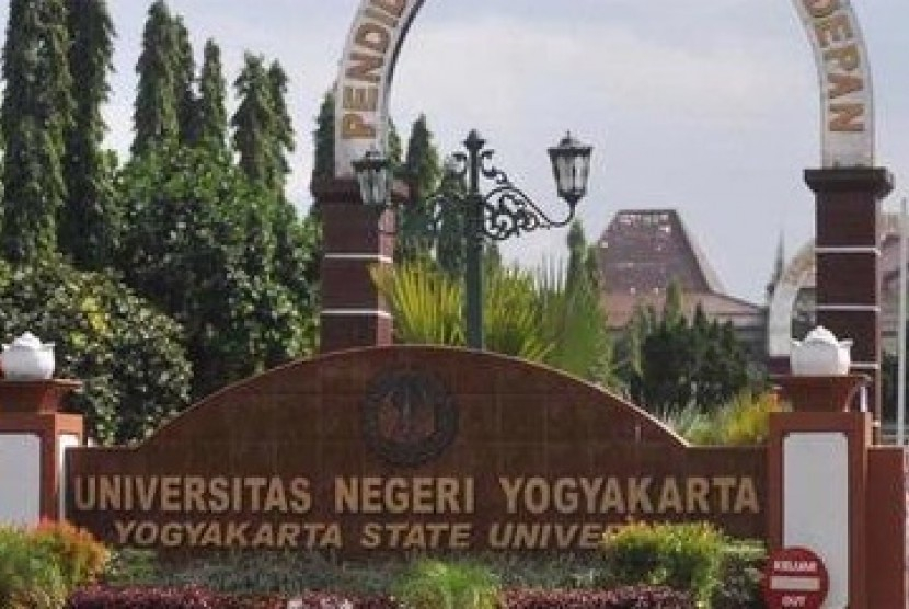  Dua mahasiswaUniversitas Negeri Yogyakarta (UNY) melakukan penelitian etnomatematika pada gamelan Jawa sebagai media belajar matematika.  