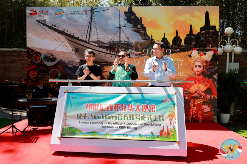Dubes RI untuk Beijing, Djauhari Oratmangun (tengah) membuka 'Indonesia Fair 2023', Sabtu (10/6/2023). dok: KBRI Beijing