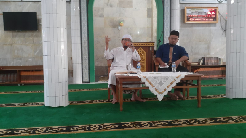 kata Ustadz Dr H Akhmad Alim Lc MA (kiri) saat mengisi pengajian guru dan karyawan Sekolah Bosowa Bina Insani (SBBI) di Masjid Al-Ikhlas Bosowa Bina Insani Bogor, Jumat (14/10/2022).