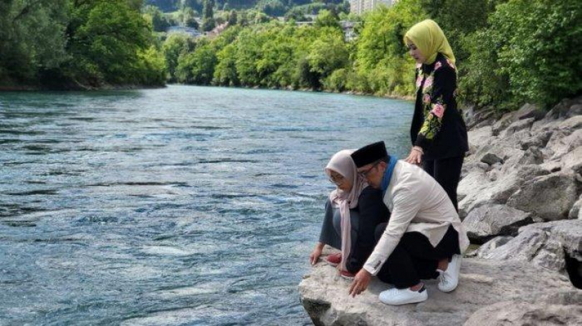 Gubernur Jawa Barat Ridwan Kamil bersama istrinya, Atalia Praratya, dan putri mereka, Camillia Laetitia Azzahra melepaskan Emmeril Kahn Mumtadz di Sungai Aare, Bern, Swiss. Foto: Instagram.