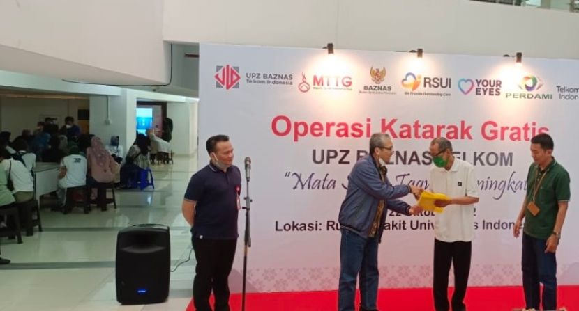 UPZ Telkom gelar Operasi Katarak Gratis di RSUI Depok, Sabtu (22/10/2022). Ketua UPZ Baznas Telkom, Johni Purwantoro memberi ucapan selamat kepada salah seorang peserta operasi katarak.