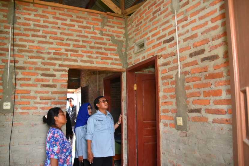Herman Khaeron dan Ratnawati meninjau rumah warga yang terdampak bencana angin puting beliung di Desa Dadap, Kecamatan Juntinyuat, Kabupaten Indramayu, Rabu (10/1/2024). (Istimewa)