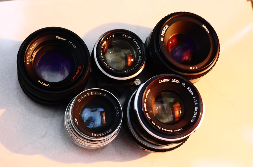 Berbagai jenis lensa 50mm dari berbagai merek, jenis kamera film, jenis fokus, dan jenis mouting kamera. 2 lensa mungil lensa Jupiter-8 50mm/2 dan Canon 50mm/1.8 merupakan lensa kamera range finder dengan sistem ulir M39. SementeraRollei 50/1,8 dan Canon FL 50/1.7 tergolong lensa manual fokus dengan mount QBM dan Canon FD. Sementara lensa paling muda Nikkor AF 50mm/1.8 D dengan mounting NIkon F. (Foto Dok Kang Jepret)