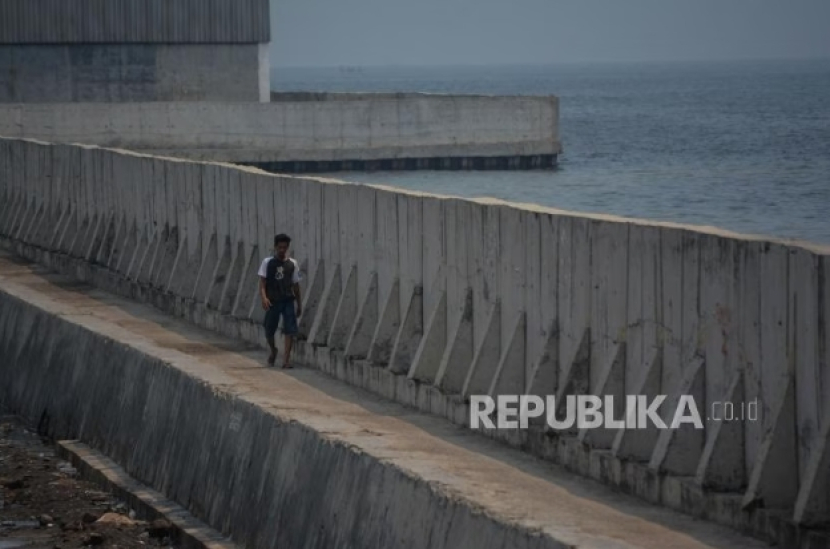 Tanggul laut di pesisir Teluk Jakarta dianggap sebagai solusi yang keliru untuk mengatasi rob. Karenanya, Kiara mendesak pembatalan proyek itu dan mengatasi akar masalah yang sebenarnya (foto: amin madani/republika).