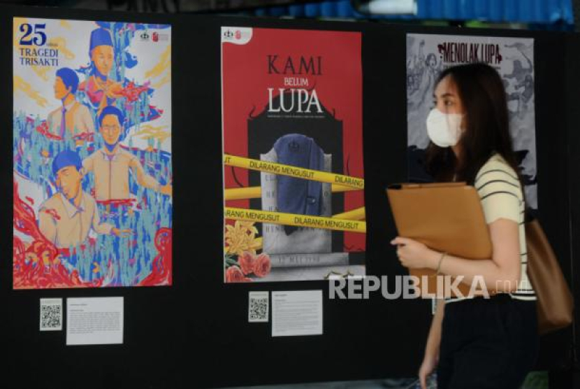 Mahasiswa berjalan di dekat karya ilustrasi pada pameran bertajuk 25 Tahun Tragedi Trisakti di Kampus A Universitas Trisakti, Jakarta, Jumat (12/5/2023). Generasi Z Ambisius, Milenial Malas, Baby Boomer tidak Suka Dikritik, Kamu yang Mana? Foto: Republika/Putra M. Akbar