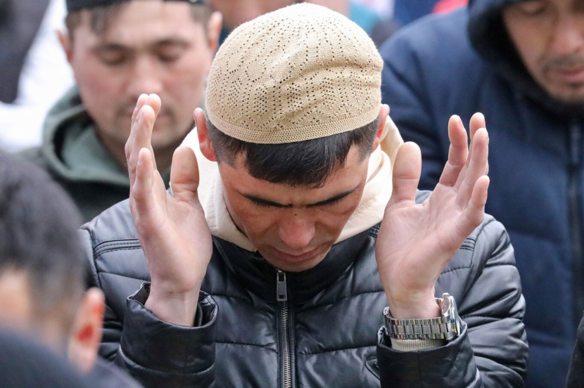 Warga Rusia melakukan shalat Idul Fitri.