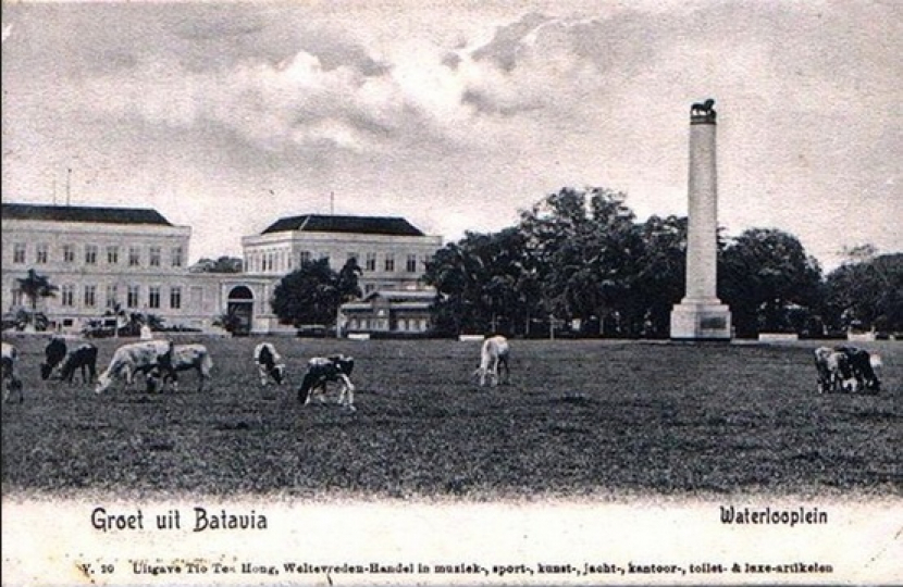 Lapangan banteng dahulu bernama lapangan singa.