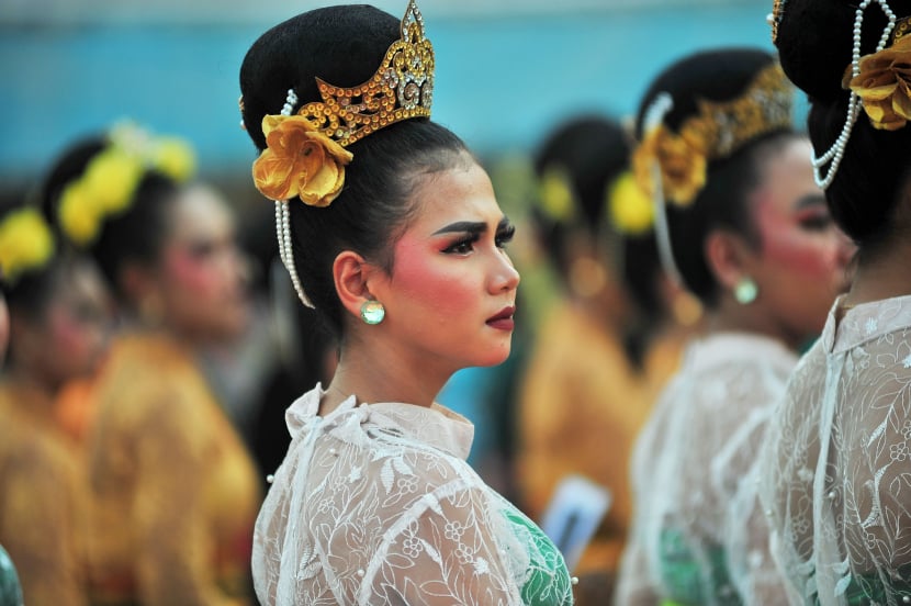 Seorang penari menunggu jelang upacara persemian Turnamen Piala Presiden 2024 di Stadion Si Jalak Harupat, Soreang, Kabupaten Bandung, Jumat (19/7/2024). (Foto: Yogi Ardhi/Republika Network) Nikon D3, Nikkor 300/2,8 ED MF