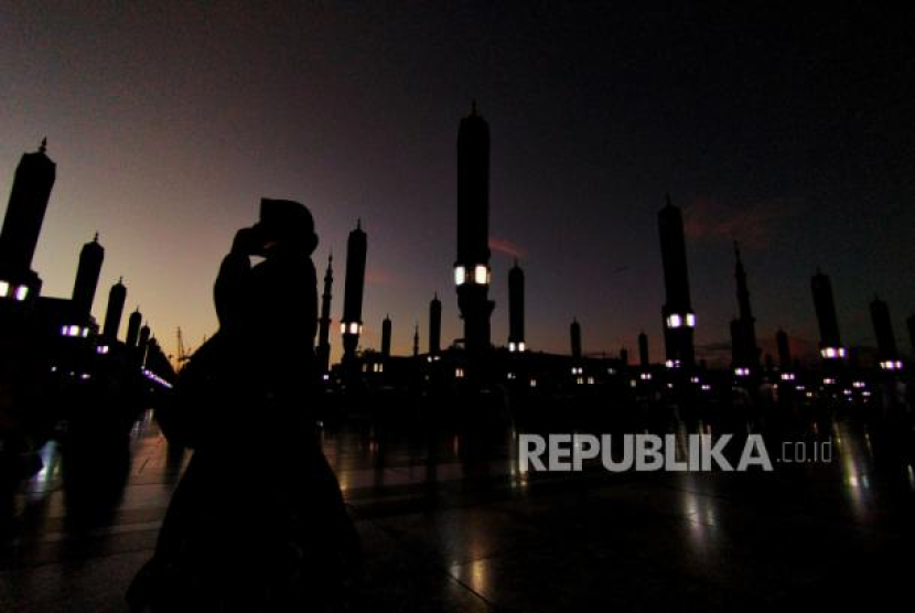 Suasana pagi hari di Masjid Nabawi, Madinah, Arab Saudi, Selasa (2/5/2023). Niat Sholat Subuh 2 Rakaat Lengkap dengan Doa Qunut dan Tata Caranya. Foto: Republika/Prayogi