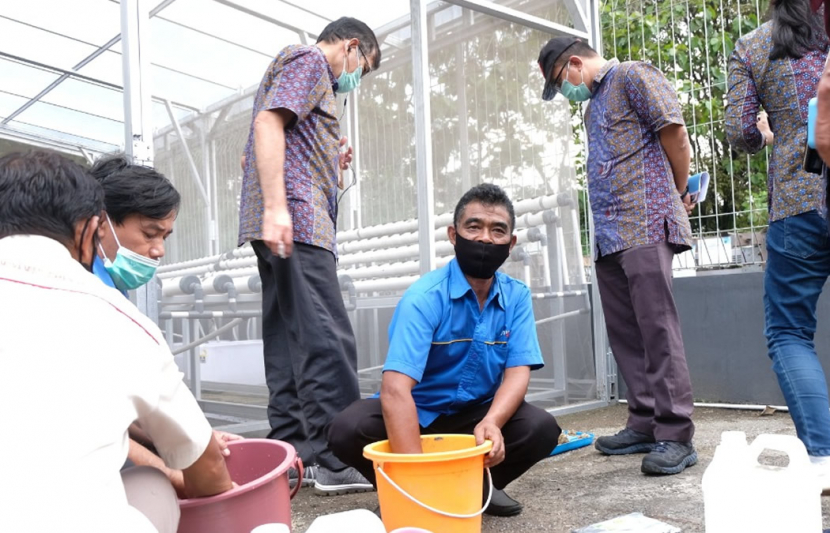 Para peserta pelatihan Urban Farming Hidroponik PT PLN Unit Induk Transmisi Jawa Bagaian Tengah sedang melakukan proses pencairan Nutrisi AB Mix butiran menjadi pekatan