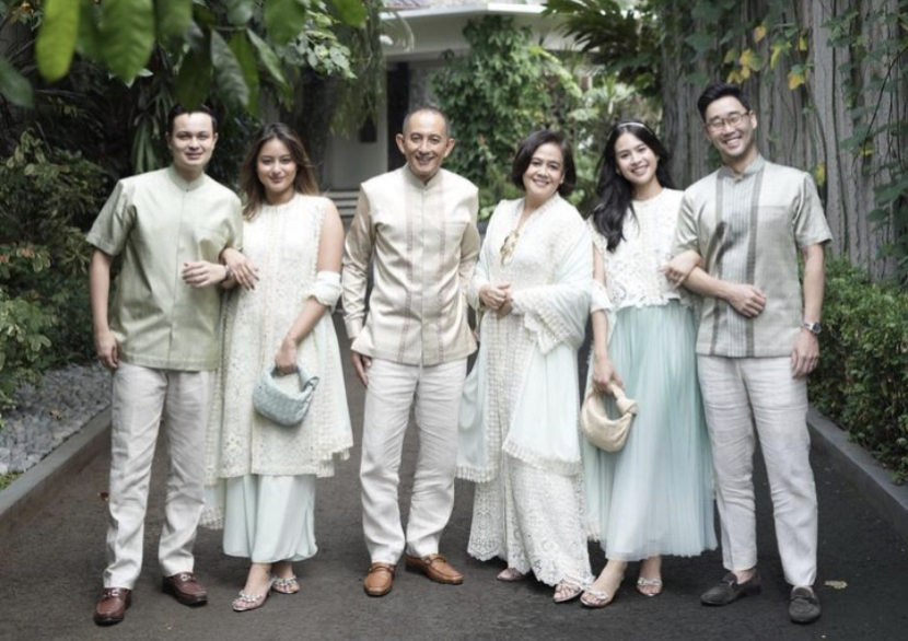 Maudy Ayunda beserta keluarga merayakan Hari Raya Idul Fitri, kompak kenakan baju berwarna hijau sage. Dok Instagram Maudy Ayunda