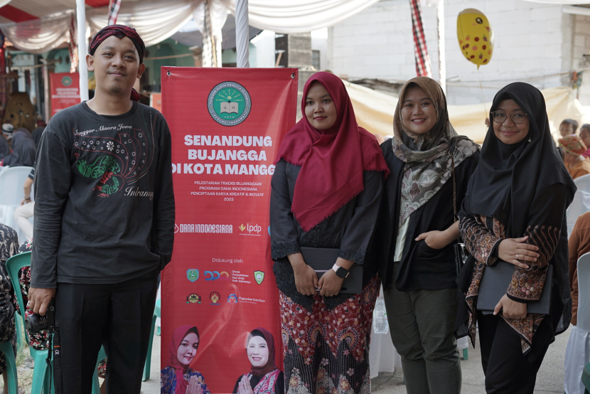 Rahmatia dan tim dari Yayasan Surya Pringga Dermayu pada Festival 