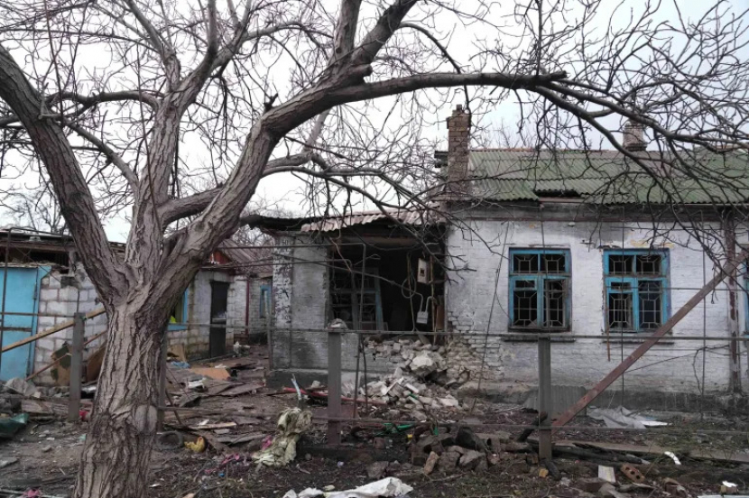 Sebuah gedung apartemen dihancurkan oleh penembakan di Mariupol, Ukraina, Senin, 7 Maret 2022 [Evgeniy Maloletka/AP Photo]