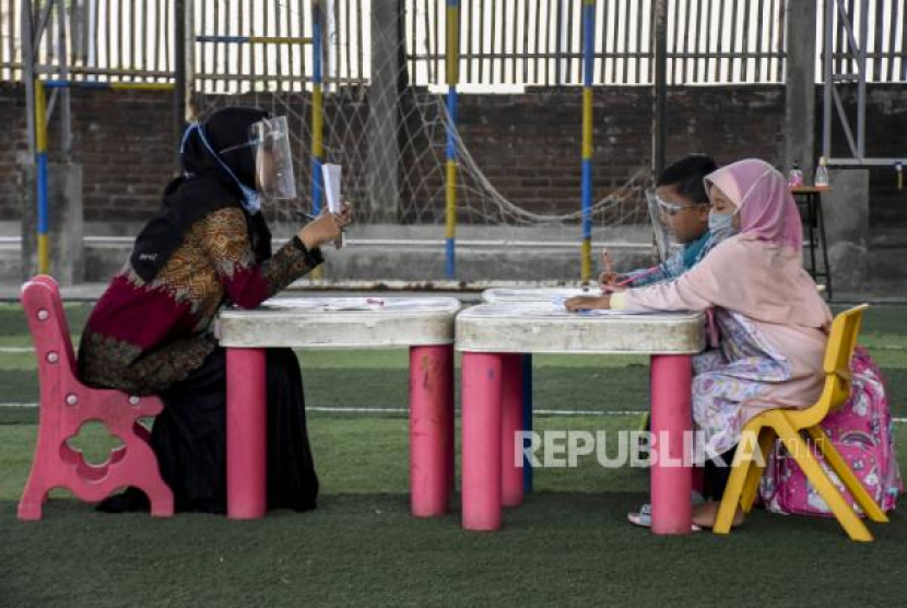 Sejumlah murid Raudhatul Athfal (RA) mengikuti kegiatan belajar secara tatap muka di Yayasan Pendidikan Satu Atap Ibnu Aqil Ibnu Sina (IAIS) Soreang, Jalan Lembur Tegal, Kecamatan Soreang, Kabupaten Bandung. Foto: Republika/Abdan Syakura