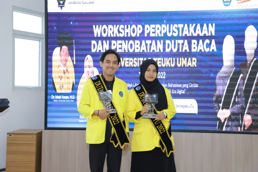 Agung Pradana Putra dan Nunum Agusvili terpilih sebagai Duta Baca Universitas Teuku Umar (UTU) Meulaboh Tahun 2022. (Foto: Dok UTU)