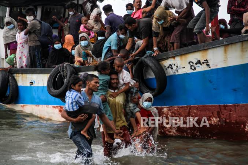 Warga Aceh Utara menyelamatkan pengungsi Rohingya yang terombang-ambing di perairan wilayah itu pada 2020. (Rahmad/Antara) 