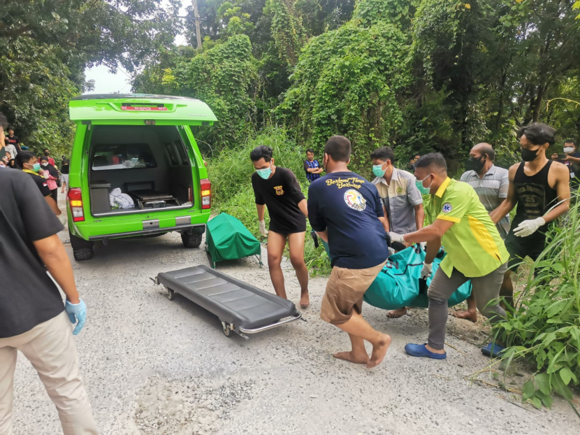 Warga dan polisi mengevakuasi mayat ke Ambulan dari Telogo Dowo, Kamis (17/2/2022). (Foto: M Faiz)