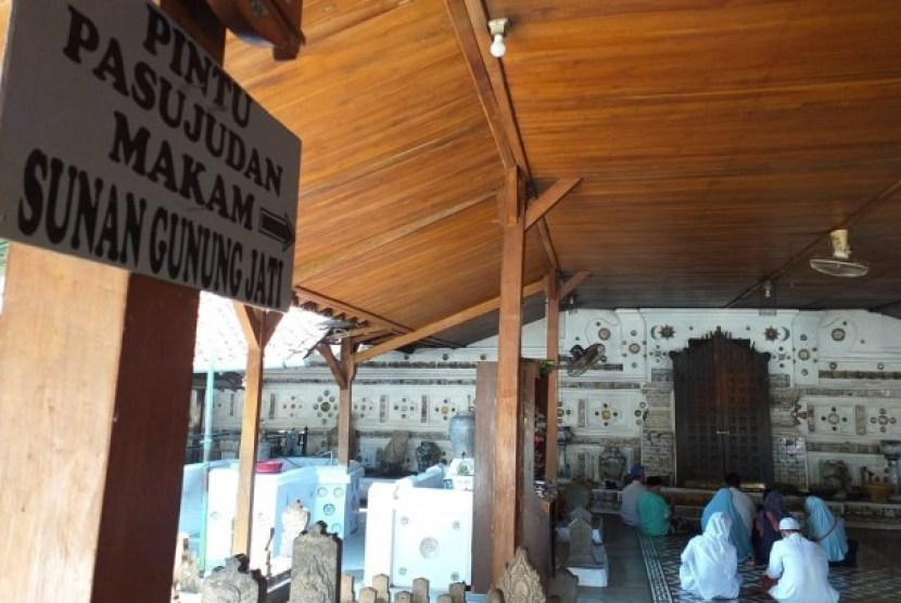 Peziarah di makam Sunan Gunung Jati atau Syekh Syarif Hidayatullah di Desa Astana, Kecamatan Gunung Jati, Kabupaten Cirebon. Ketika Sunan Gunung Jati Diminta Menebak Perempuan Hamil oleh Kaisar China. Foto: Republika/Fuji E Permana