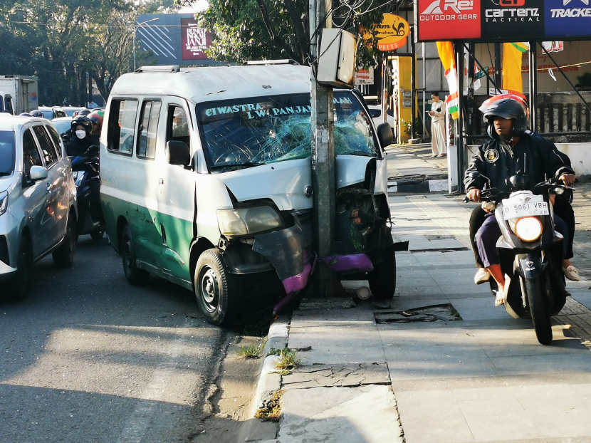 Pengemudi sepeda motor menerabas trotoar untuk menghindari macer di lokasi angkot menabrak tiang lampu PJU di Jl Buah Batu, Bandung, Rabu (14/8/2024). Pengemudi mengaku harus membanting kemudi ke arah sisi jalan karena melihan sosok wanita menyeberang jalan di depannya. (Foto: Yogi Ardhi/Republika Network) (Kamera Ponsel Hawei P30 Pro)