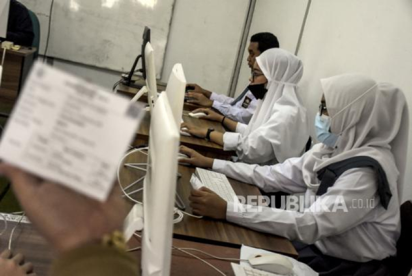 Sejumlah siswa SMA bersiap untuk mengikuti ujian dengan sistem Asesmen Nasional Berbasis Komputer (ANBK). Disdik Jabar kini tengah mengkaji penghapusan jurusan IPA, IPS, dan Bahasa pada jenjang pendidikan SMA. (Dok. Republika)