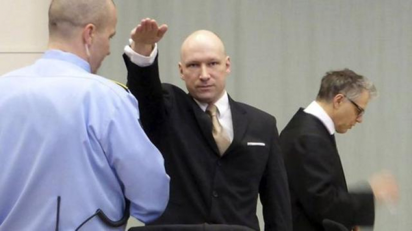 Anders Behring Breivik melakukan salam ala Nazi saat disidang. (Reuters)